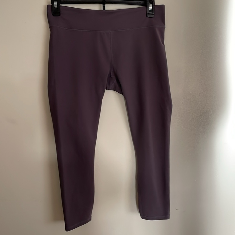 Fabletics Medium Mauve Capri Leggings